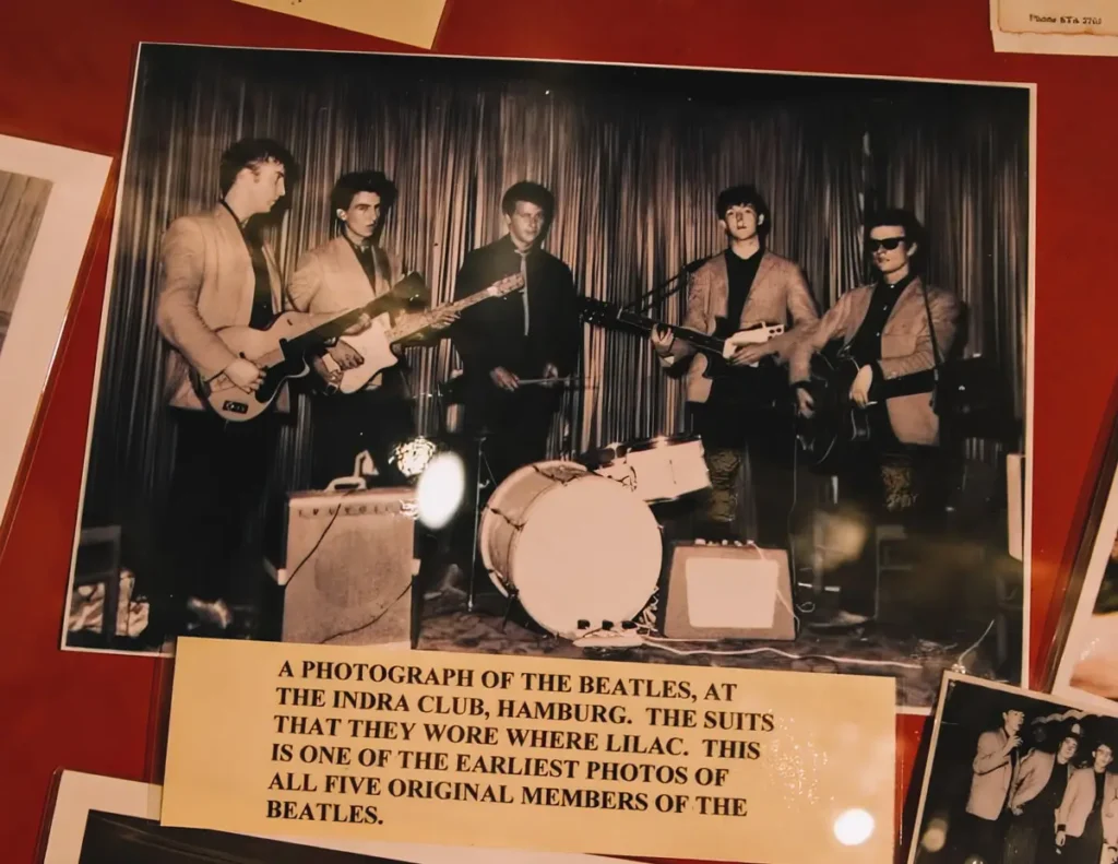 Foto da formação original dos Beatles, com cinco integrantes