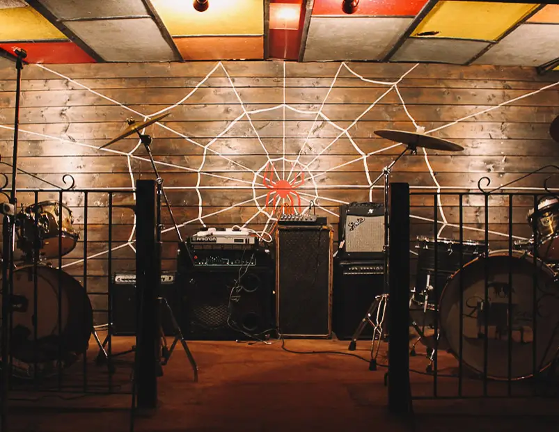 Palco do Casbah Coffee Club pintado pelso Beatles