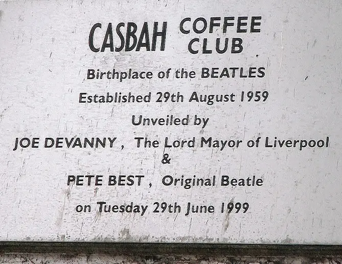 Placa destacando o Casbah Coffee Club como sendo o berço dos Beatles