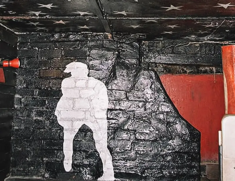Silhueta de John Lennon pintada por sua primeira esposa, Cynthia Powell no Casbah Coffee Club