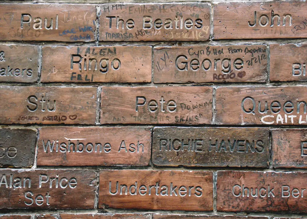 Muro do the Cavern com os nomes dos seis integrantes que já tocaram nos Beatles