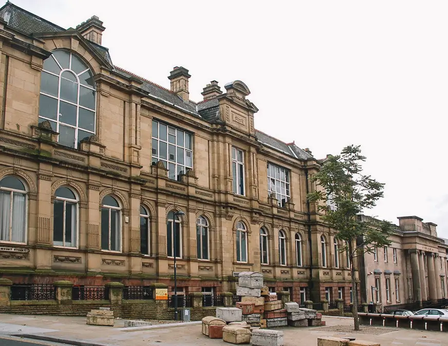 College of Art à esquerda e Liverpool Institute à direita