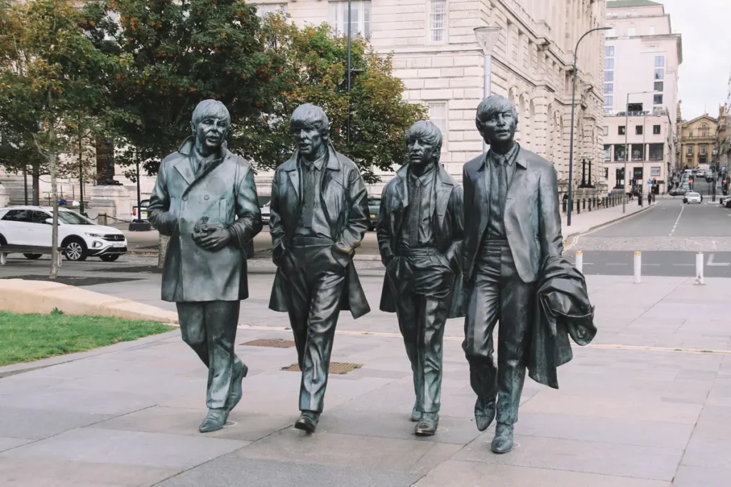 A estátua dos Beatles fica no Pier Head, em Liverpool