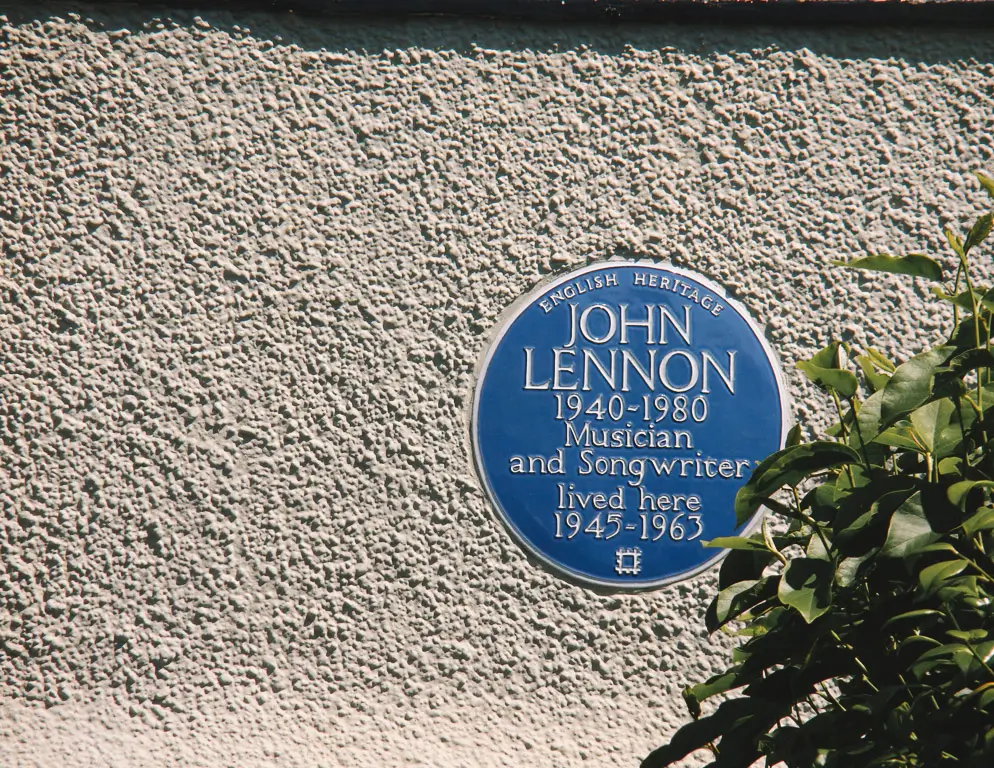 Placa da casa em John Lennon morou com a tia antes da fama