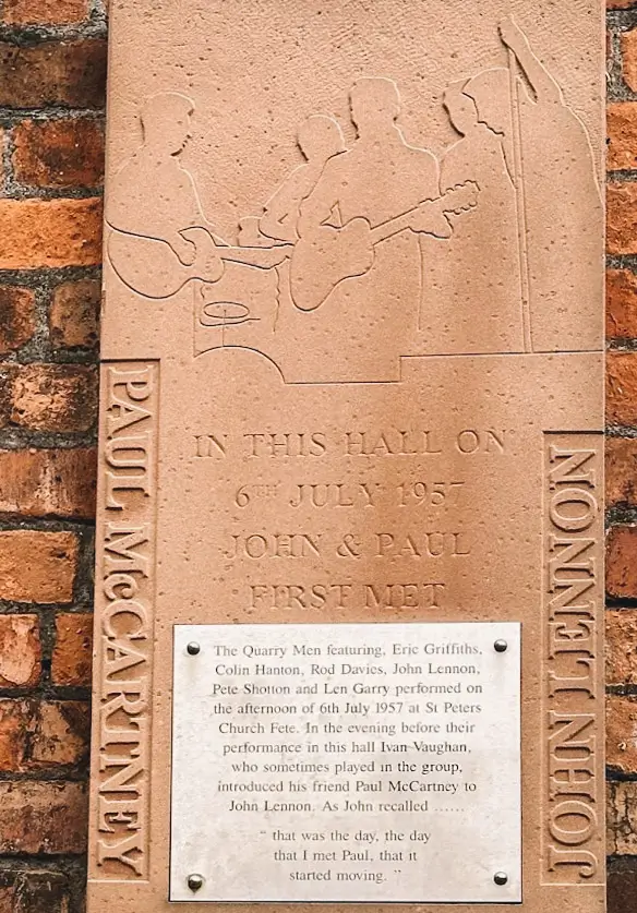 Placa marcando onde John Lennon e Paul McCartney se conheceram, em 6 de julho de 1957
