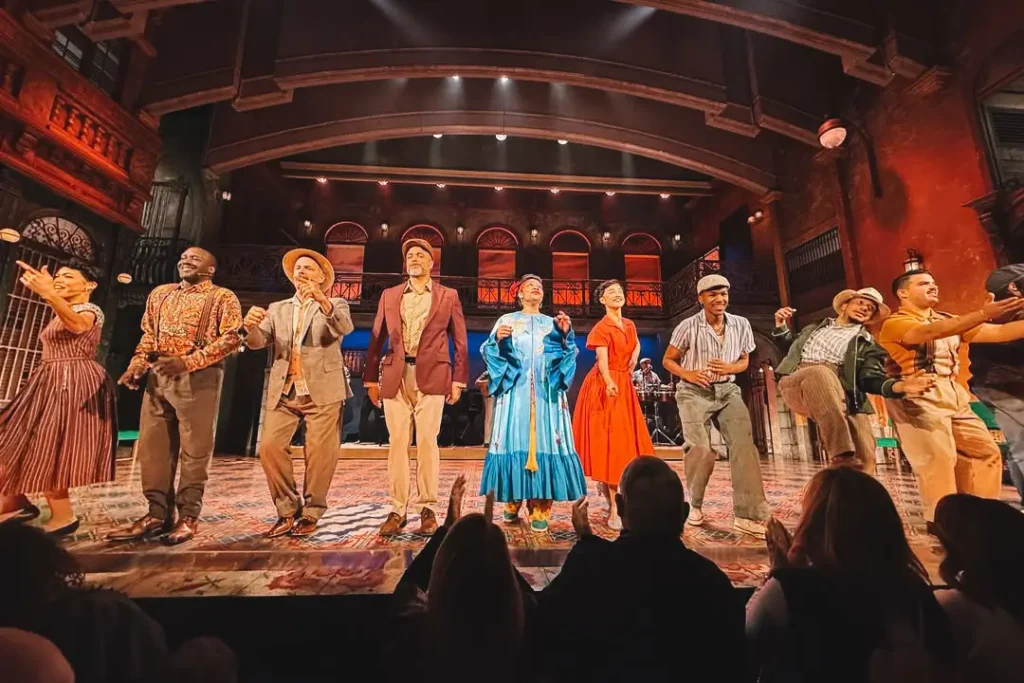 Artistas no palco do Gerald Schoenfeld Theatre durante o musical Buena Vista Social Club