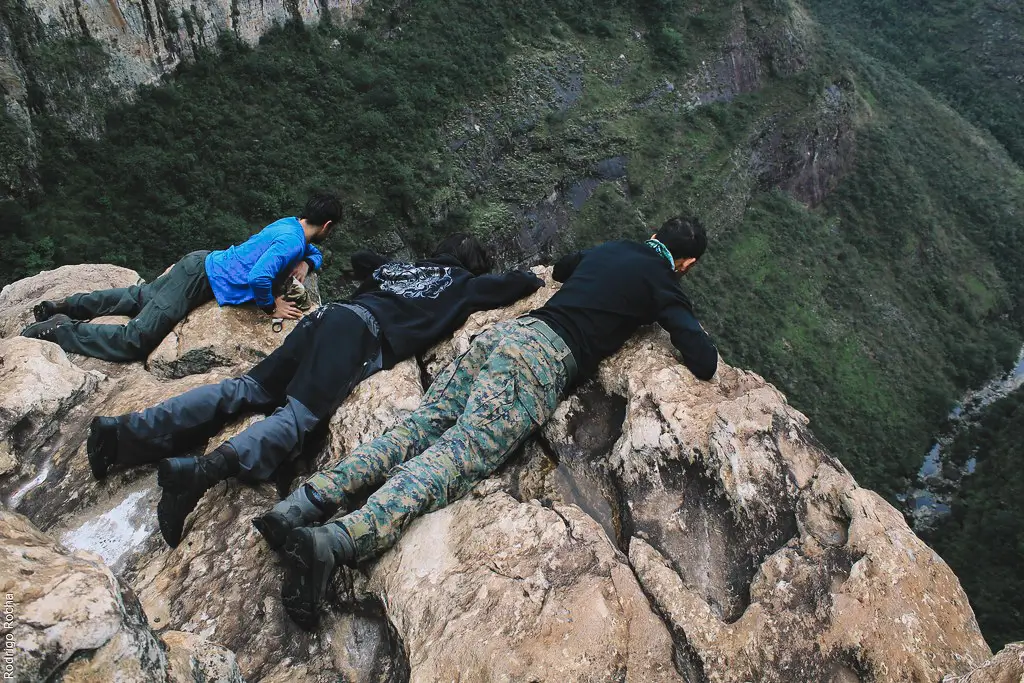 Trilheiros deitados na parte superior da Cachoeira do Tabuleiro