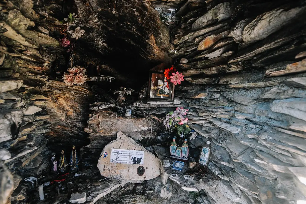 Oratório de pedra na subida de trilha Lapinha-Tabuleiro