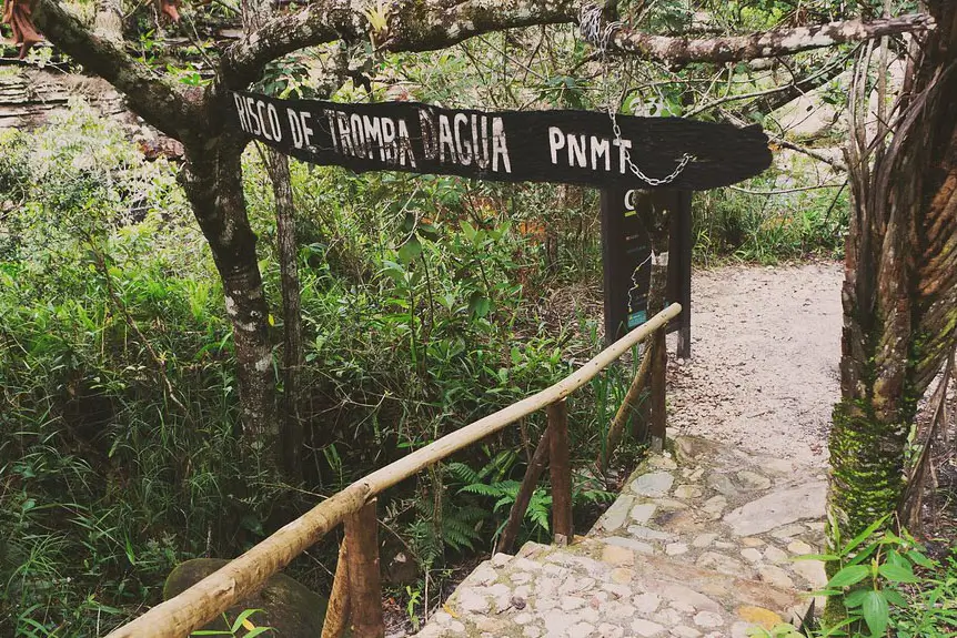 Placa risco de tromba d'água na Cachoeira do Tabuleiro