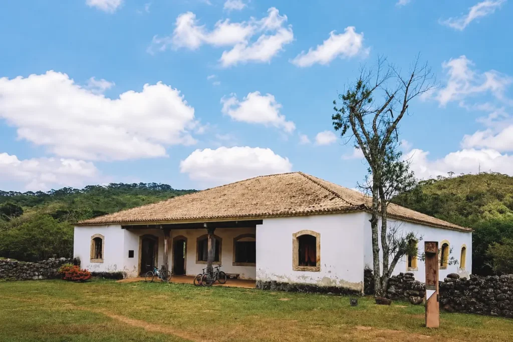 Casa Bandeirista e o marco da Estrada Real no Parque Estadual do Itacolomi