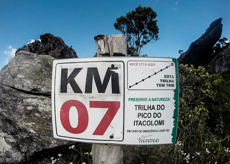 Sinalização na Trilha do Pico do Itacolomi