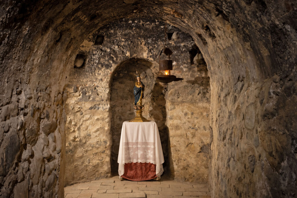 Capela subterrânea nas Santas Cuevas da Abadia do Sacromonte, Granada