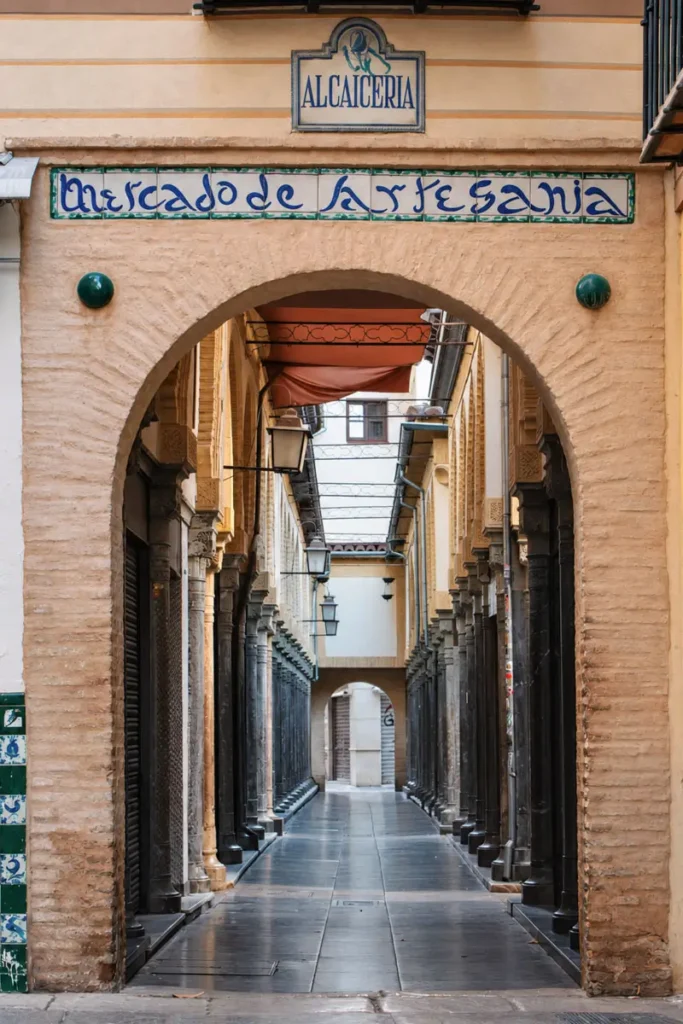 Alcaicería, o mercado de artesanatos em Granada