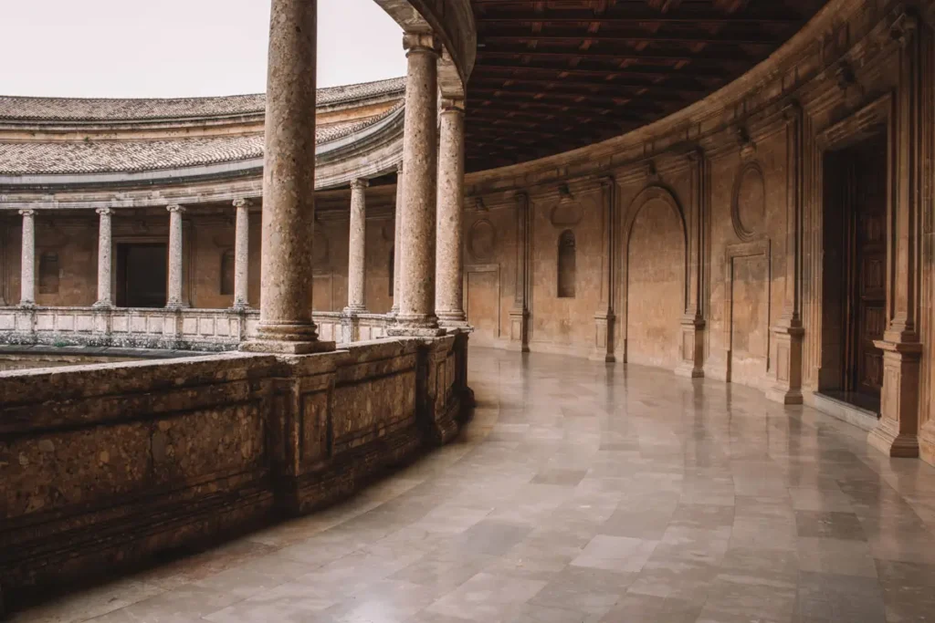 Palácio de Carlos V, que abriga o Museu de Belas Artes e o Museu da Alhambra