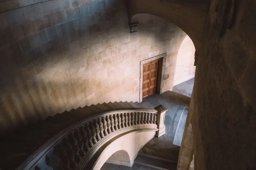 Escadaria em caracol do Palácio de Carlos V, no complexo da Alhambra, Granada