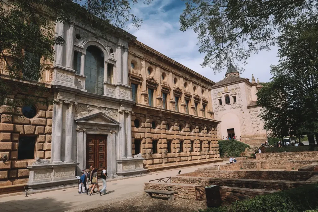 Palácio de Carlos V com a torre da Igreja de Santa Maria da Alhambra ao fundo