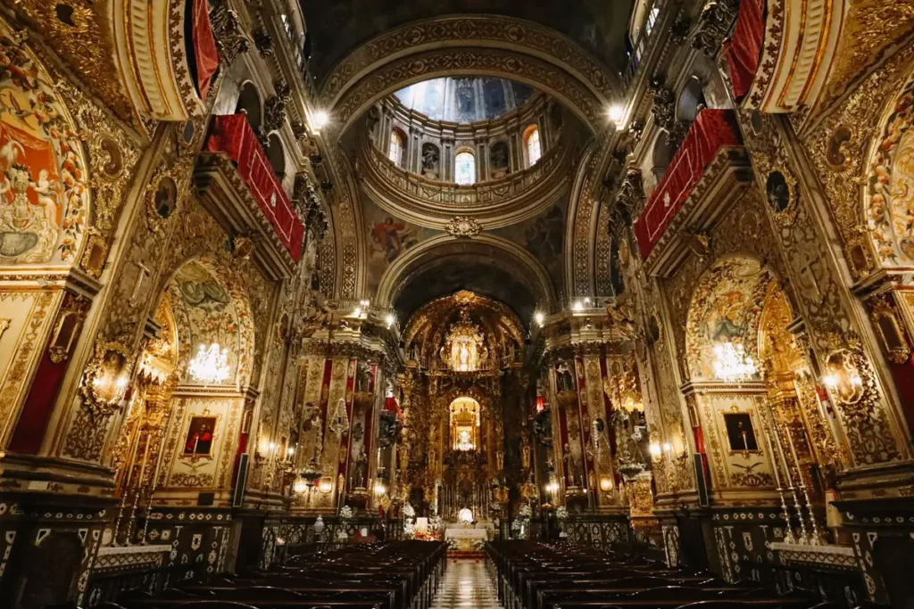Interior barroco da Basílica de San Juan de Dios, em Granada, Espanha