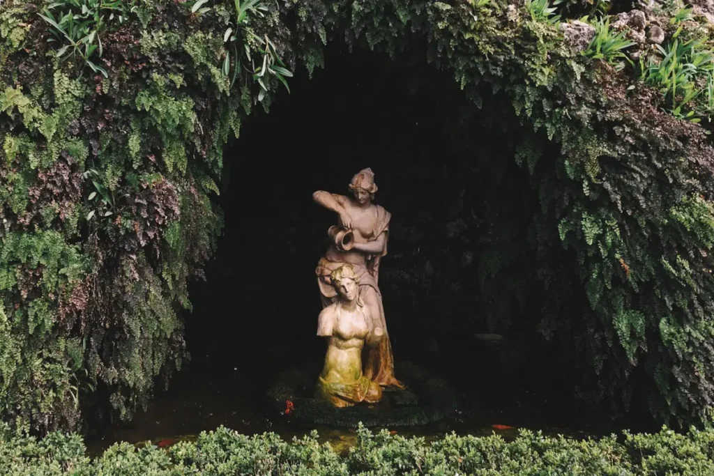 Estátua da ninfa na gruta do Carmen de los Mártires, em Granada
