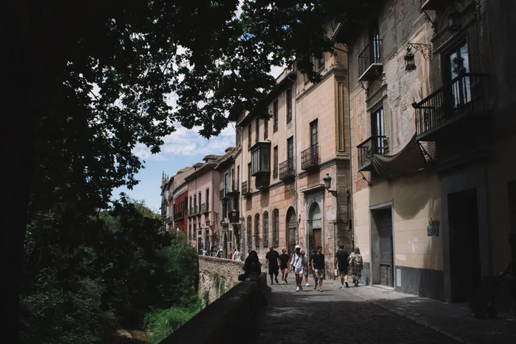 Carrera del Darro, uma das ruas turísticas em Granada