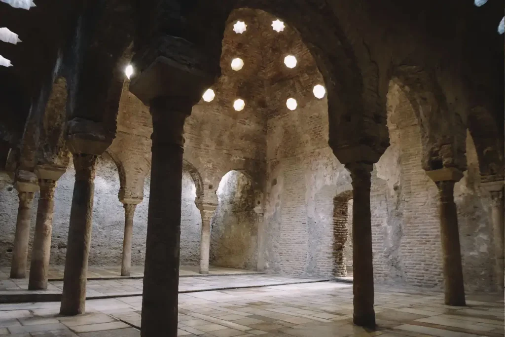 Interior de El Bañuelo, antigos banhos árabes localizados em Granada