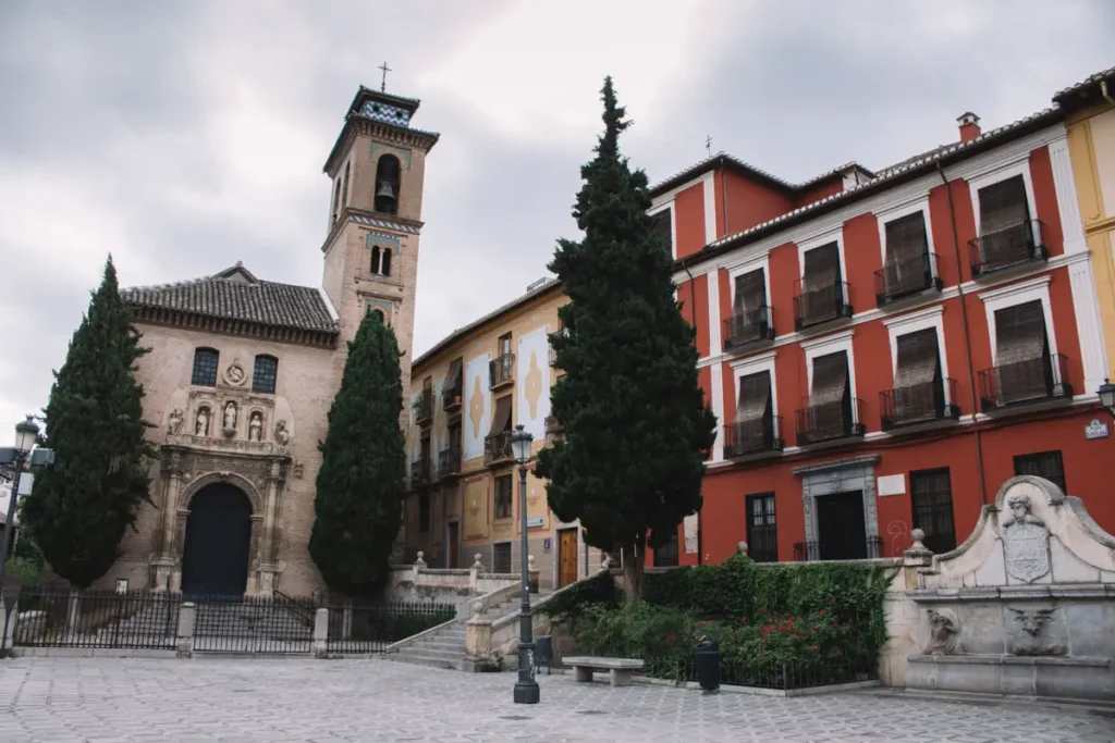 Praça com a Igreja de San Gil y Santa Ana ao fundo