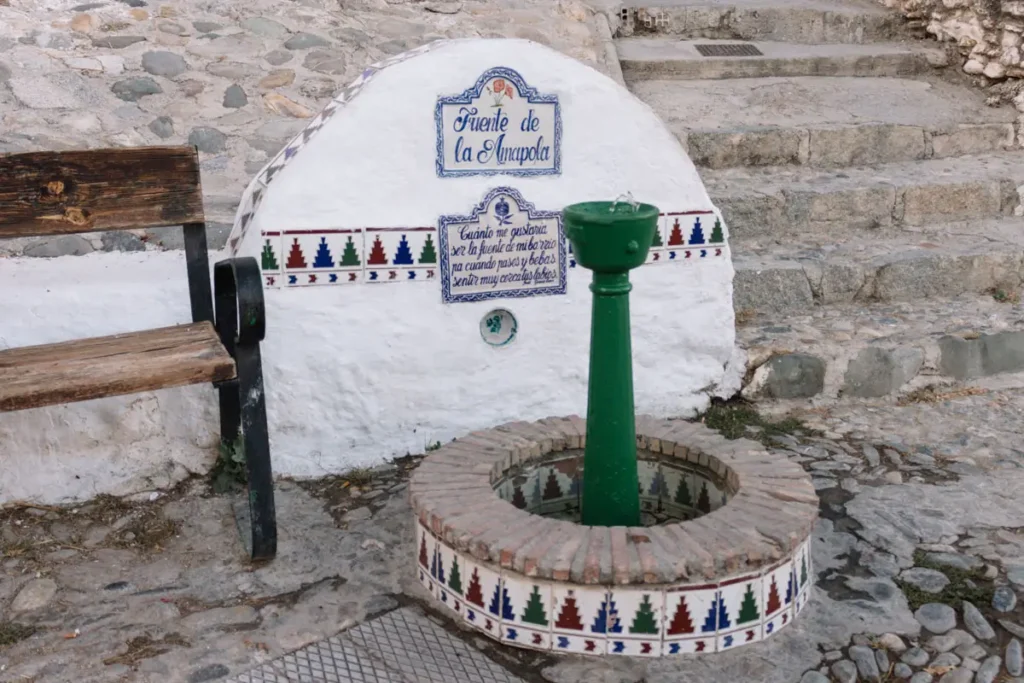 Fuente de la Amapola, um chafariz localizado no bairro do Sacromonte, em Granada