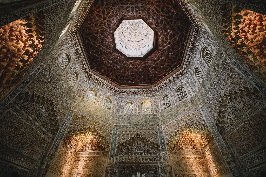 Interior da sala de oração (mihrab) do Palácio de la Madraza, Granada