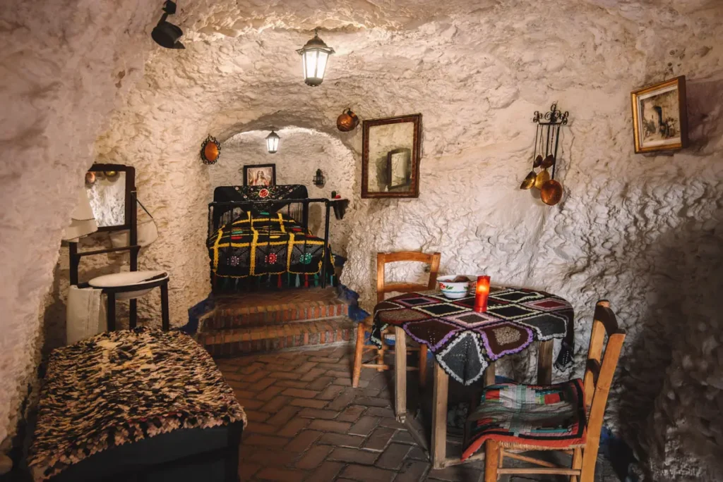 Interior de uma habitação tradicional escavada na rocha no Museo Cuevas del Sacromonte em Granada