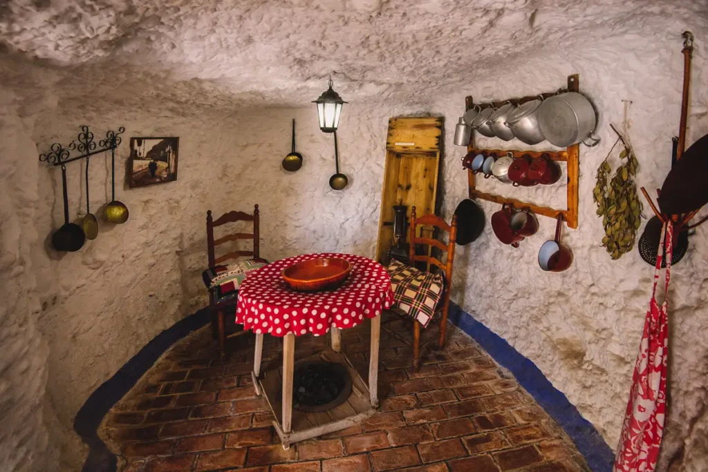 Cozinha de uma casa-caverna tradicional recriada no Museo Cuevas del Sacromonte, Granada