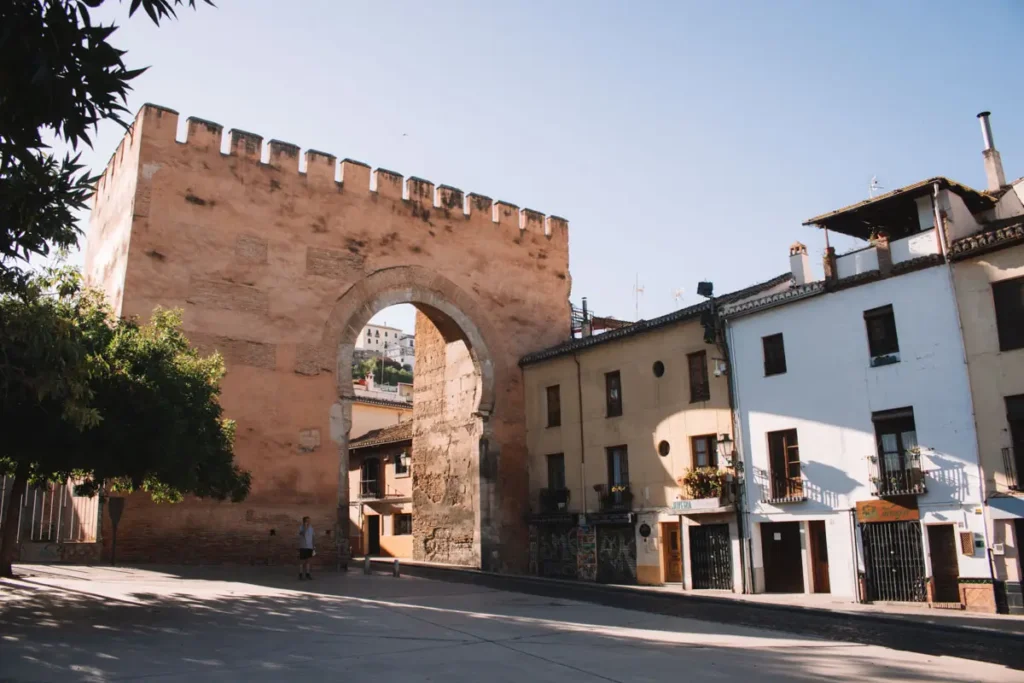 Puerta de Elvira, construída no século XI durante o período da dominação muçulmana em Granada