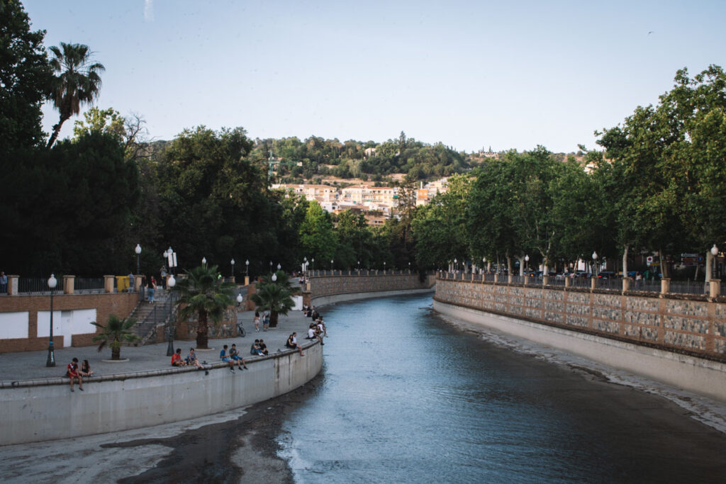 Pessoas curtindo o fim de tarde às margens do Rio Gentil, em Granada