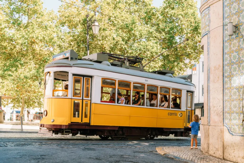 O icônico elétrico amarelo de Lisboa, Portugal