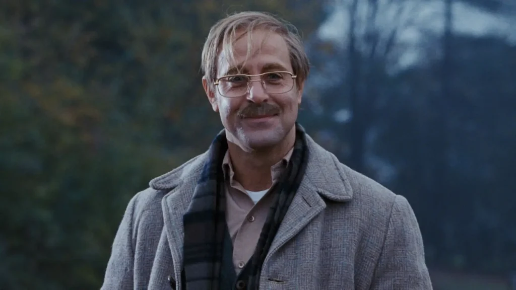 Stanley Tucci interpretando o personagem George Harvey no filme Um Olhar do Paraíso