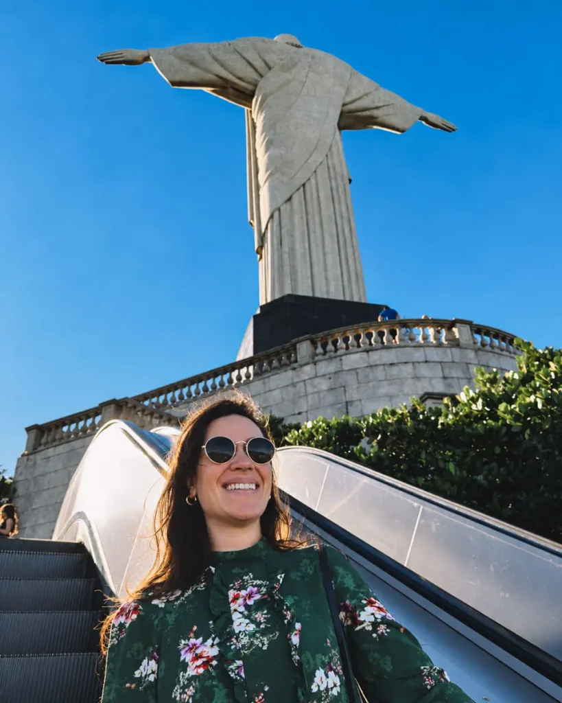 Escada rolante do Cristo Redentor em dia ensolarado