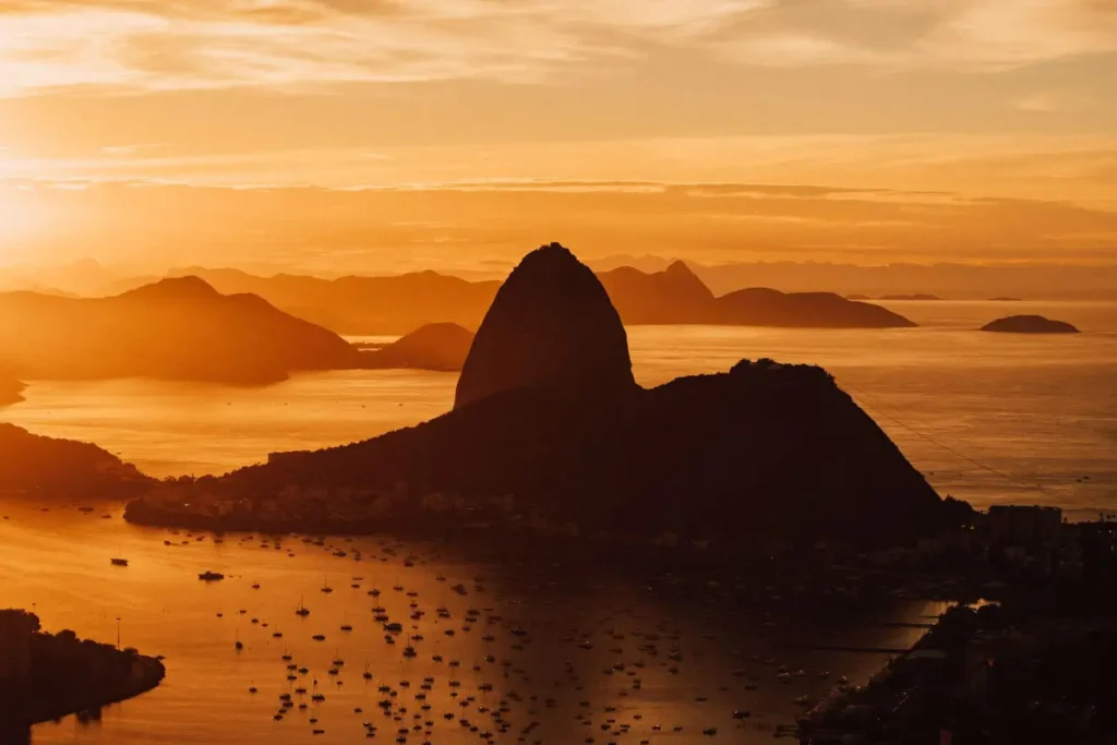 Nascer do sol no Mirante Dona Marta com guia