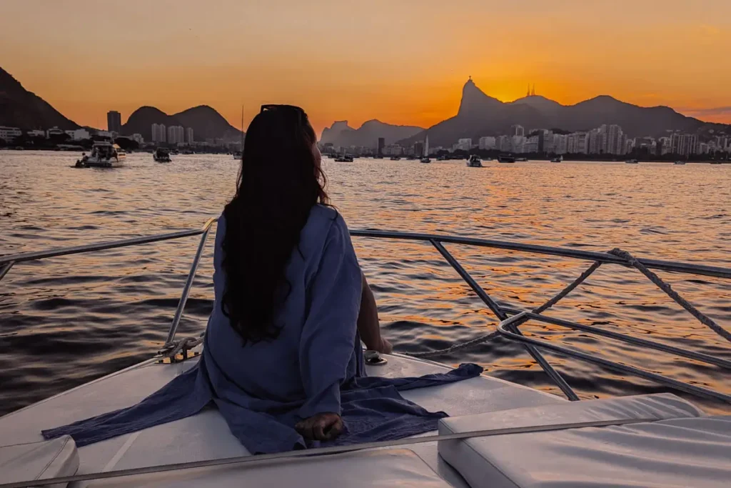 Passeio de barco durante o pôr do sol no Rio de Janeiro